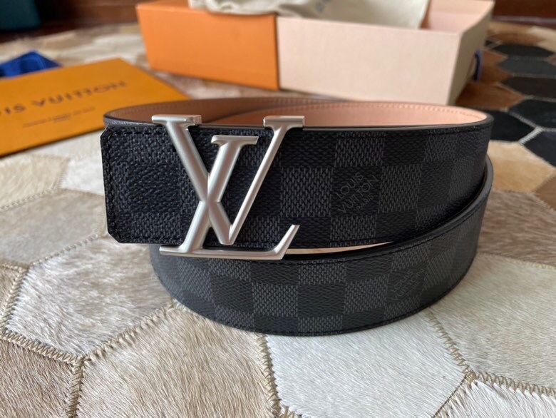 Louis Vuitton Fine pearl mud metal buckle belt belt