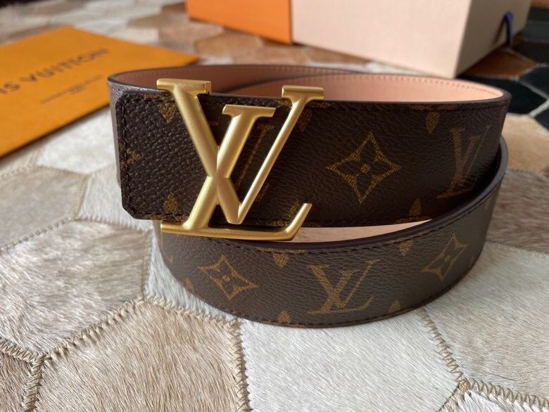 Louis Vuitton Fine pearl mud metal buckle belt belt