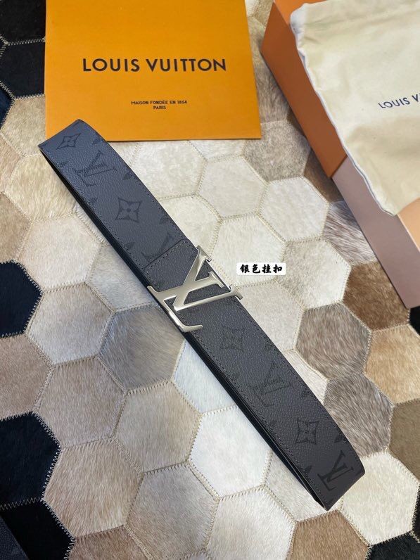 Louis Vuitton Initials Reversible belt with classic letters