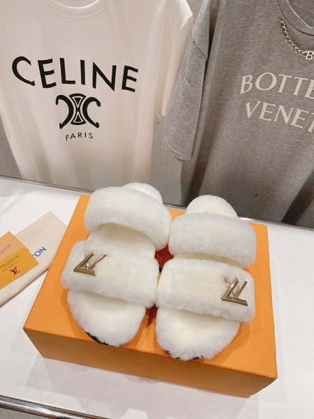 Louis Vuitton Fur integrated flat slippers