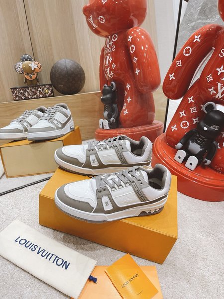 Louis Vuitton Casual sneakers embossed grained cowhide