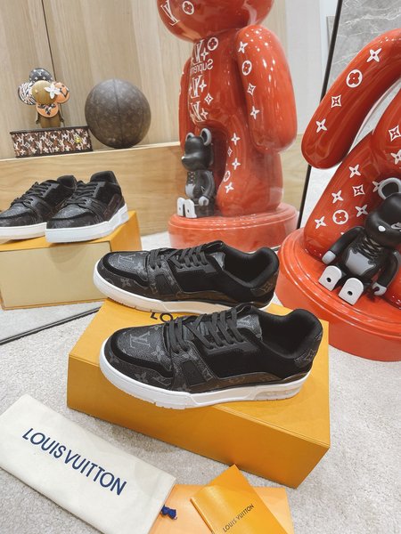 Louis Vuitton Casual sneakers embossed grained cowhide