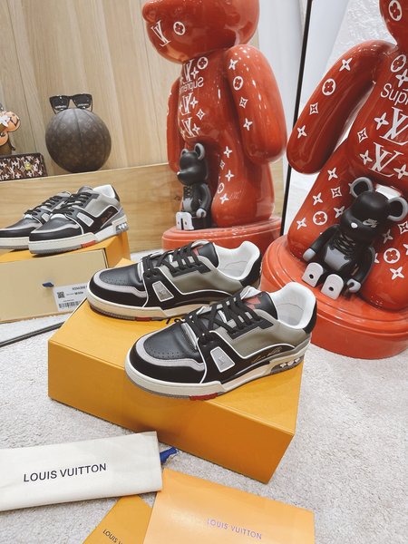 Louis Vuitton Casual sneakers embossed grained cowhide