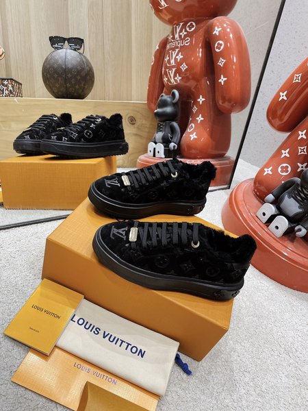 Louis Vuitton Sneakers cowhide lining wool