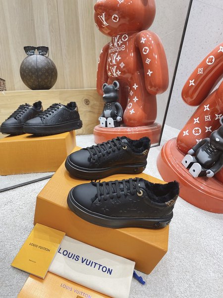 Louis Vuitton Sneakers cowhide lining wool