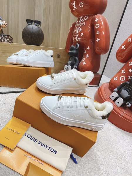 Louis Vuitton Sneakers cowhide lining wool