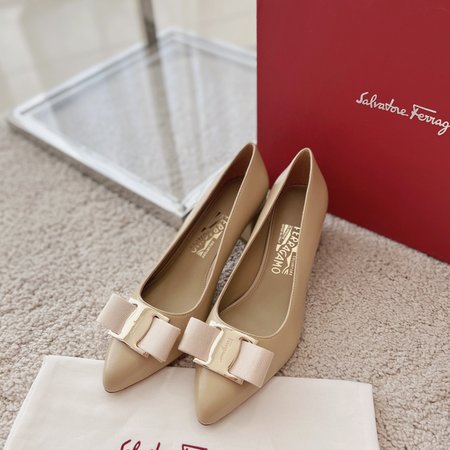 Ferragamo Alice Vara Bow pointed chunky heels