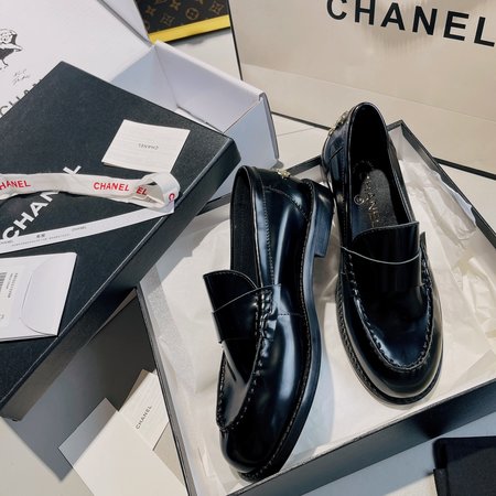 Chanel simple loafers