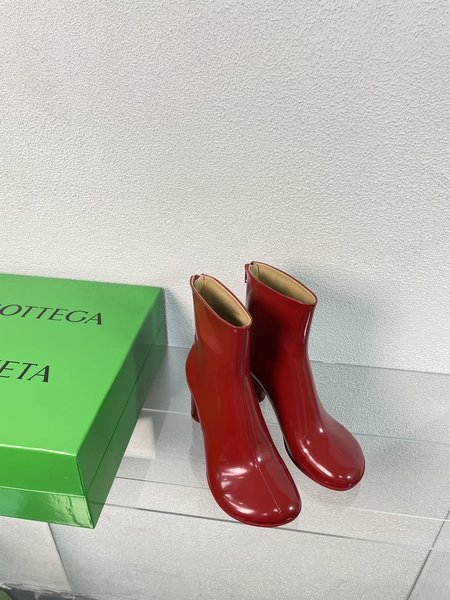 Bottega Veneta Atomic series round heel open hem ankle boots