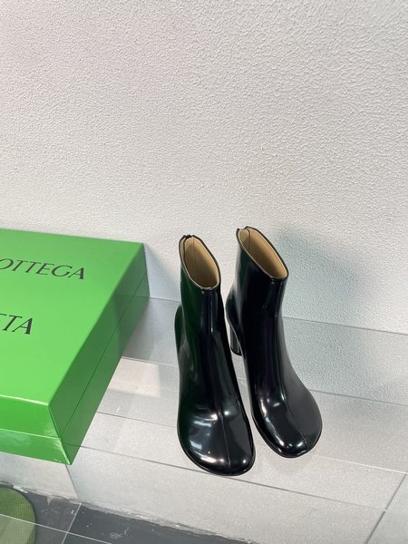 Bottega Veneta Atomic series round heel open hem ankle boots