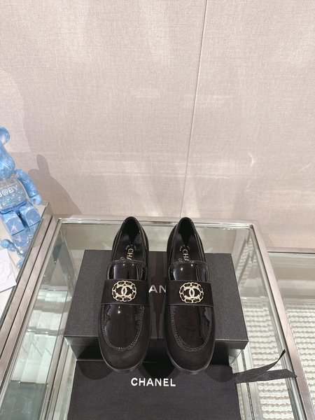 Chanel New round buckle rhinestone loafers