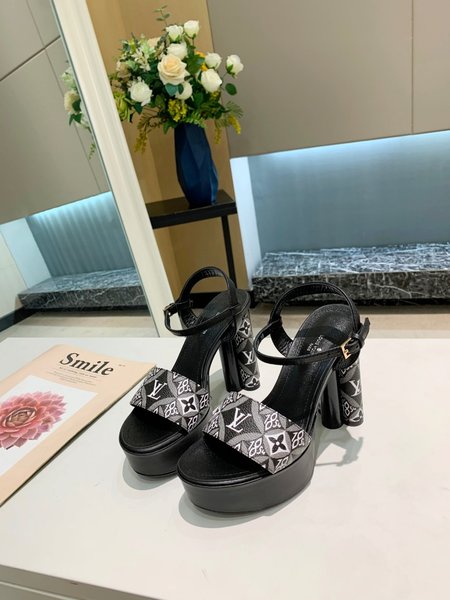 Louis Vuitton Color matching design with height 11.5cm
