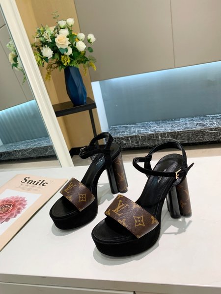 Louis Vuitton Color matching design with height 11.5cm